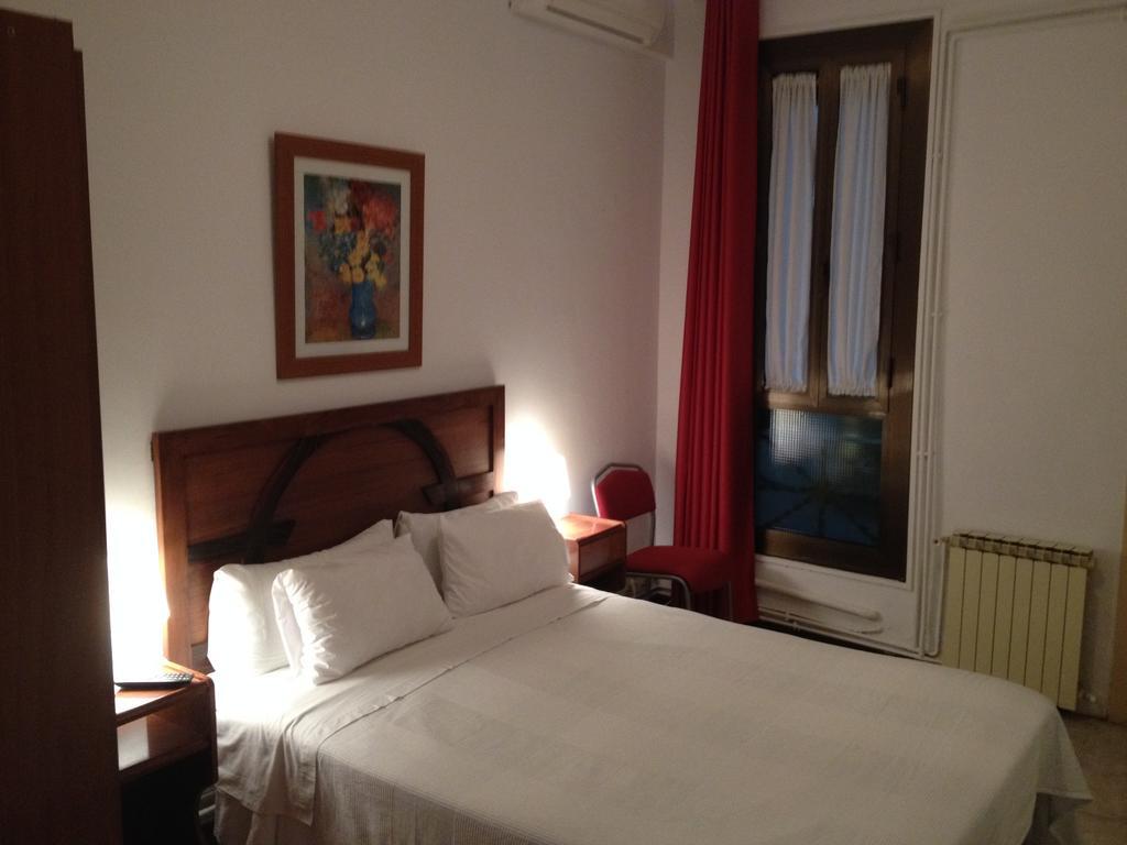 ホテル オスタル アブソルート ステイ バルセロナ 部屋 写真